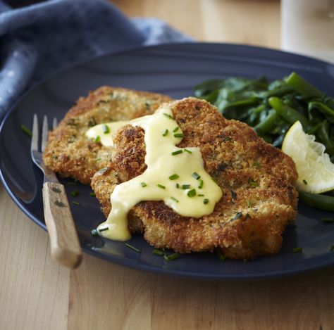 Crumbed beef schnitzel with creamy Parmesan sauce - http://chelseawinter.co.nz/crumbed-schnitzel/ Crumbed Beef Schnitzel, Snitzel Sauce Recipe, Beef Schnitzel, Beef Nachos, Spaghetti With Ground Beef, Schnitzel Recipes, Avocado Salsa Recipe, Boiled Chicken Breast, Creamy Parmesan Sauce