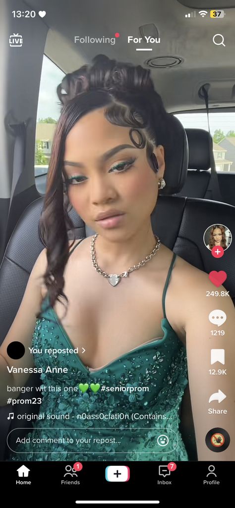 Prom Hair Latina, Mixed Girl Prom Hairstyles, Baddie Prom Hairstyles, Side Part Prom Hairstyles, Updo Side Part, Sweet 16 Hairstyles Black, Quinceañera Green, Sweet Sixteen Hairstyles, Senior Prom Hairstyles