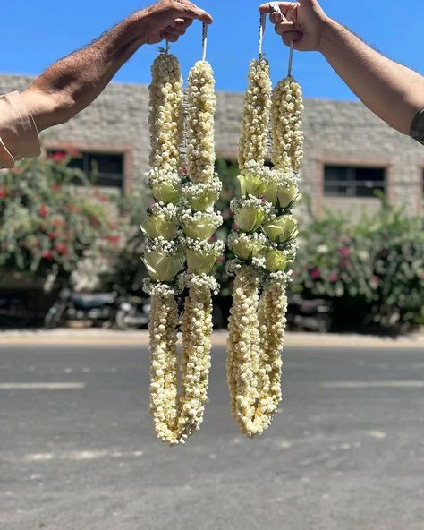 A beautiful garland made with fresh jasmine and white rose is also a touch of baby's breath 💞 White Roses