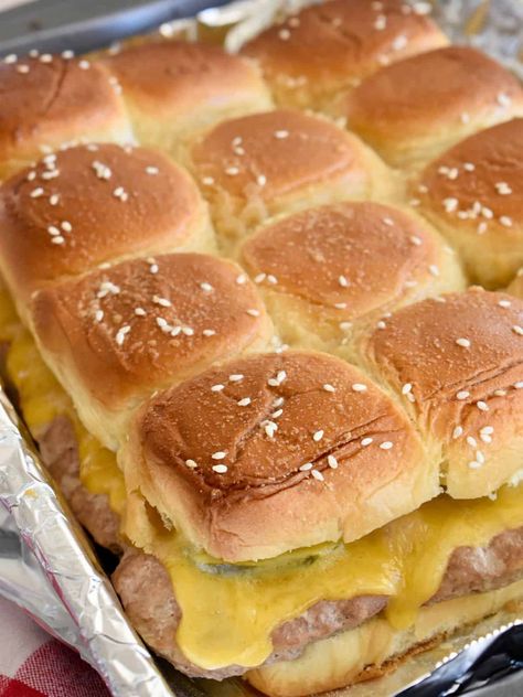 Turkey Burger Sliders are an easy and delicious way to make individual turkey burgers fast! Make one large patty and serve on King's Hawaiian Rolls for a tasty turkey burger recipe everyone will love! Hawian Roll Sandwiches Turkey, Hawian Roll Sandwiches, Mini Burger Buns, Sliders Recipes Turkey, Sliders On Hawaiian Rolls, Hawaiian Bread Rolls, Turkey Burger Sliders, Turkey Burger Recipe, Turkey Patties