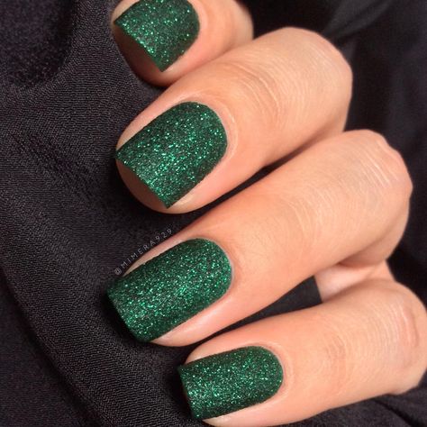 Christmas Christmas Nails Emerald Green, Nails Emerald Green, Nail Art Vert, Christmas Fingernails, Nails Emerald, Green Manicure, Emerald Nails, Green Acrylic Nails, Green Nail Art