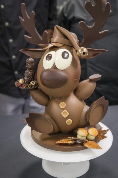 Chocolate Showpiece Ideas, Christmas Crafts Adults, Christmas Tree Homemade, Crafts Outside, Mini Christmas Desserts, Crafts Adults, Chocolate Christmas Gifts, Christmas Decorations Handmade, Chocolate Cube