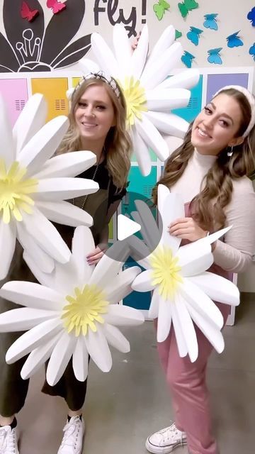 Stephanie Osmundson & Loreal Hemenway on Instagram: "In such a DAISY over these stunning paper flowers!!! 🤩🌼🤩🌼🤩🌼🤩🌼🤩  These larger than life paper flowers are soooo so simple to assemble and can make any bulletin board, decor, or display really come to life!! We love how they look with all of our retro decorations right now and cannot wait to hang them up for our Fine Arts Night!! 💖💖💖  We have added this daisy template to our first Paper Flower Pack ever that we created six years ago and has been a BEST SELLER ever since 🥲  Comment “daisy” for the link to these flower templates 🤗💖🔗  #teachers #iteach #iteachtoo #teachersofinstagram #teachersfollowteachers #teacherspayteachers #teachersofig #bulletinboards #classroomdecor #teacherreels #paperflowers" Daisy Template, Flower Bulletin Boards, Big Paper Flowers, Daisy Decorations, Paper Daisy, Felt Crafts Patterns, School Displays, Flower School, Bulletin Board Decor