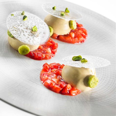 Strawberry Pistachio, European Butter, Food Plating Techniques, Gourmet Food Plating, Michelin Star Food, Plated Dessert, Recipe Strawberry, Dessert Plating, Fine Dining Recipes