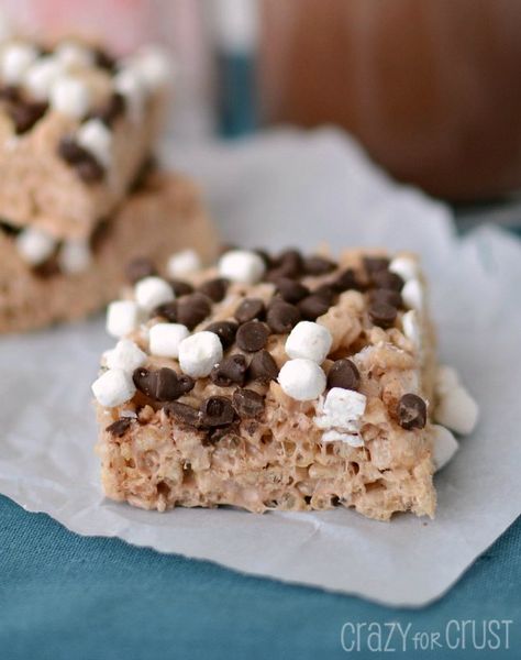 Hot Chocolate Krispie Treats Treats With Condensed Milk, Hot Chocolate Desserts, Rice Krispie Treats Christmas, Chocolate Rice Krispies, Chocolate Rice Krispie Treats, No Bake Summer Desserts, Krispie Treats Recipe, Cereal Treats, Marshmallow Creme