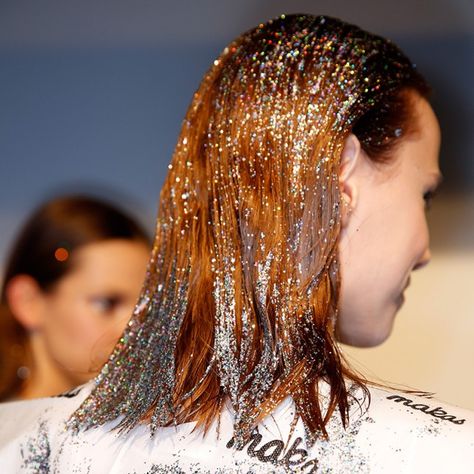 Glitter hair is the latest runway trend. Preppy Hairstyles, Sparkly Hair, Fake Hair, Pastel Hair, Glitter Hair, Fancy Hairstyles, Hair Trend, Hair Reference, Make Up Hair