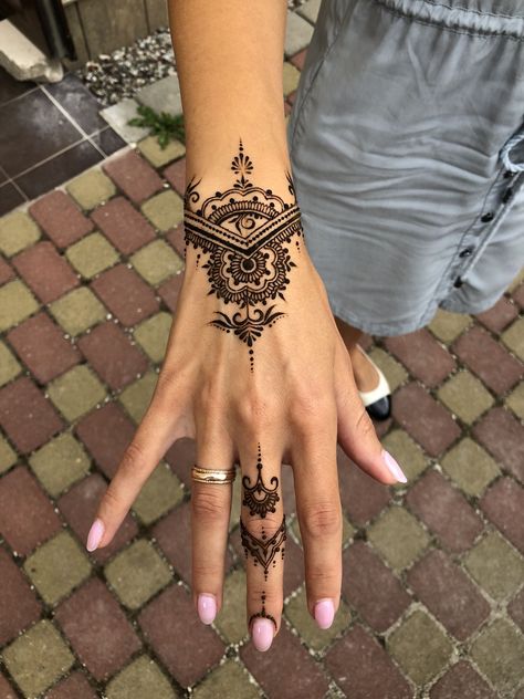 Tattoo studio Life Line Henna Forearm, Haircut Edgy, Henna Tattoo Design, Henna Tattoo Stencils, Henna Style Tattoos, Beautiful Tattoos For Women, Henna Tattoo Hand, Henna Tattoo Designs Hand, Tattoo Henna