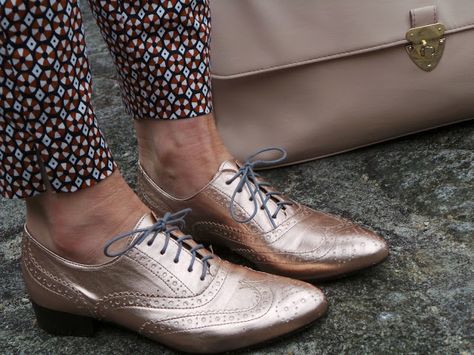 Anna's Island Style: Rose gold brogues, again. Gold Brogues Womens Outfit, Retro Brogue Lace-up Shoes For Spring, Trendy Brogue Lace-up Oxfords, Retro Brogue Lace-up Oxfords, Metallic Brogues, Suits Tv Shows, Clothing Blogs, Womens Oxfords, Womens High Heels