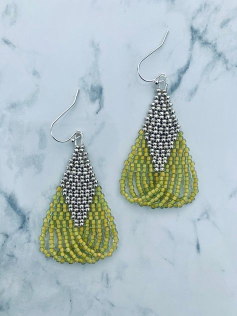 Silver Beaded Earrings, Beaded Earring Pattern, Bead Loom Earrings, Beaded Earrings Patterns Tutorial, Seed Bead Earrings Patterns, Seed Bead Earrings Tutorial, Beaded Earring Patterns, Seed Bead Projects, Seed Bead Jewelry Patterns