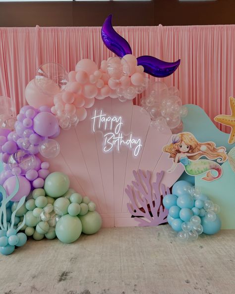 A recap of our set up 2 weeks ago for a fun #MermaidBirthday party for Michael Bublé and Luisana Lopilato’s daughter who just turned 6! Such a pleasure working with the amazing team of talented people! Planning and design: @kirstymprovan Backdrop with balloons : @bloomsandpaper Entertainment and decor: @pacificfairytales Cake and Sweets @madebymichelle Official Video footage: @pointblankphoto Printing : @blastmedia.print Set Up Assist: @patpiel @alijahvvv #mermaidthemeparty #mermaid... Cake And Sweets, Mermaid Theme Birthday Party, Mermaid Theme Party, Mermaid Theme Birthday, Talented People, Under The Sea Party, Mermaid Theme, Michael Buble, Mermaid Birthday