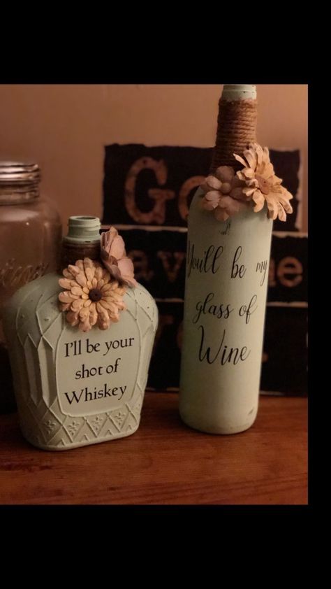 Liquor Bottle Art Ideas, Diy Crown Bottle Ideas, Bottle Art With Quotes, Diy Bottles Ideas, Whiskey Bottle Crafts Diy Home Decor, Chalk Paint Bottles Ideas, Paint Alcohol Bottles, Wine Bottle For Wedding, Alcohol Bottles Crafts