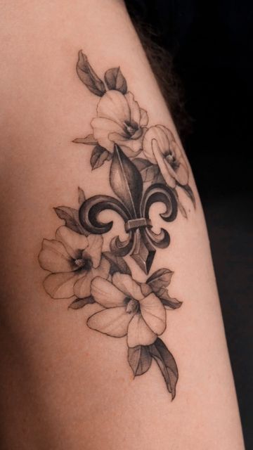 ZEE on Instagram: "a symbol of the meaning of the flag of Florence and sturt desert roses  #flowertattoo #symboltattoo #flagtattoo #nyctattoo  #newyorktattoo #rosetattoo #tattooreels #tattoovideo" Nola Tattoos Ideas, Louisiana Tattoos, Nola Tattoo, Fluer De Lis Tattoo, Louisiana Tattoo, New Orleans Tattoo, Lis Tattoo, Magnolia Tattoo, Nyc Tattoo