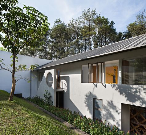 Gallery of BRG House / Tan Tik Lam Architects - 16  DiAiSM AcQuiRE underSTANDING  ArTriBuTe  ATTAism Tan Tjiang Ay, Tan Tik Lam, Arch Building, Tropical House, Space Interiors, Industrial House, Stair Railing, Architect Design, Maine House