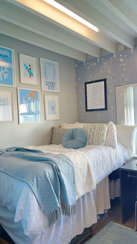 Room Ideas Color, Room Ideas Dorm, Pink Dorm Room, Pretty Dorm Room, Aesthetic Dorm Room, College Dorm Room Ideas, Dorm Room Layouts, Blue Dorm, College Dorm Room Inspiration