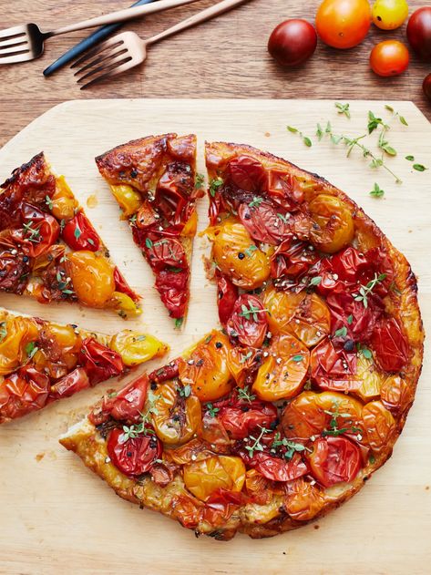 Tomato Tarte, Tomato Tarte Tatin, Tarte Tartin, Fresh Tomato Recipes, Diy Easy Recipes, Tomato Tart, Tomato Pie, Läcker Mat, Fun Easy Recipes