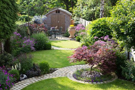 Pro Ideas for Adding Interest to a Rectangular Garden Tree Garden Design, Circular Lawn, Long Garden, Conifers Garden, Large Backyard Landscaping, Narrow Garden, Areas Verdes, Cottage Garden Design, Garden Shrubs