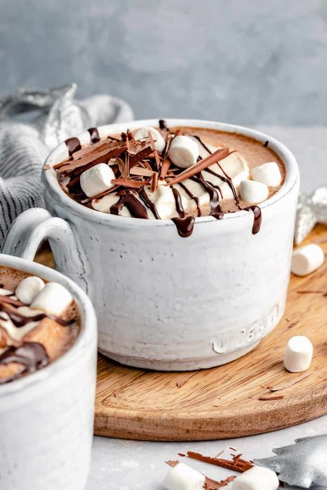 Peppermint Hot Chocolate, Chocolate Caliente, Winter Drinks, Hot Chocolate Recipes, Chocolate Shavings, Chocolate Drinks, Mint Chocolate, Healthy Dessert, Coffee Recipes