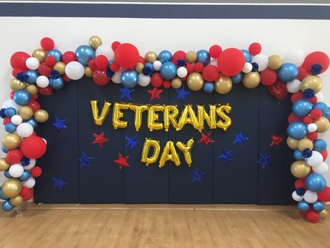 School Veterans Day Ideas, Veterans Day Backdrop, Patriotic Balloon Garland, Veterans Day Photo Backdrop, Veterans Day Assembly Ideas For School, Veterans Day Decor, Veterans Day Decorations School, Veterans Day Decorations, Veterans Day Elementary