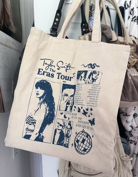 Cute Taylor Swift Merch, Swiftie Girl Aesthetic, Taylor Swift Bag Ideas, Taylor Swift Eras Tour Accessories, Aesthetic Totebags, Tote Bag Ideas Aesthetic, Downtown Girl Tote Bag, Taylor Swift Merch Aesthetic, Eras Tour Accessories