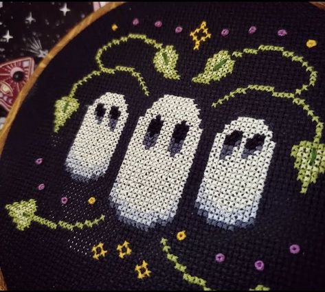 Ghost Cross Stitch Patterns Free, Ghost Cross Stitch, Stitch Halloween, Halloween Cross Stitches, Cross Stitch Love, Dmc Floss, Cross Stitch Patterns Free, Felt Fabric, Modern Cross Stitch