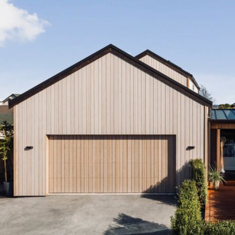 This home uses Abodo’s Vulcan timber cladding with Sioo:x finish extensively on the exterior of the property.  Vulcan is fast becoming the ideal choice for garage doors, with a weight of less than 11kg/sqm for 20mm thick material. Garage Design Exterior, Abodo Cladding, Double Garage Door Ideas, Garage Exterior Ideas, Cladding Garage, Bungalow Garage, Garage Facade, House Exterior Cladding, Timber Garage Door