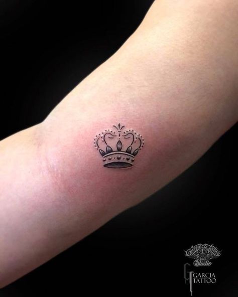 Princess Crown Tattoos, Crown Finger Tattoo, Tiara Tattoo, Crown Tattoos For Women, Queen Crown Tattoo, Small Crown Tattoo, Superman Tattoos, Crown Tattoos, Small Crown