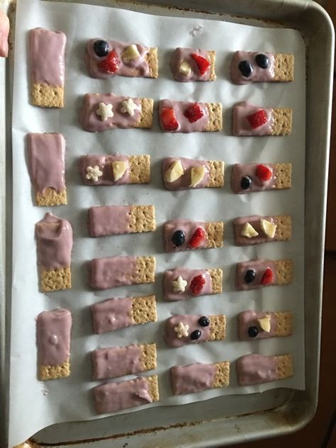 These are my daughters absolute favorite snack, she loves her fruit and they are awesome for a teething one year old! Frozen graham crackers, yogurt and some fruit💕 healthy and yummy 😋 - Glow Community Easy Toddler Snacks, Easy Toddler Meals, Easy Baby Food Recipes, Healthy Toddler Snacks, Baby Led Weaning Recipes, Healthy Baby Food, Healthy Yogurt, Toddler Lunches, Baby Snacks