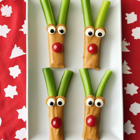 Celery Reindeer, Ants On A Log Snack, Peanut Butter Celery, Christmas Snack Recipes, Christmas Snacks Easy, Ants On A Log, Christmas Food Ideas, Christmas Recipes Appetizers, Healthy Christmas