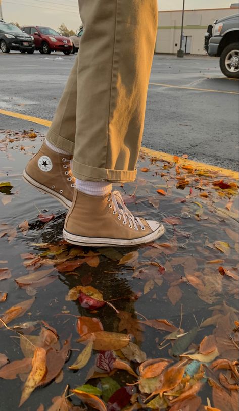 Brown Converse Outfit Fall, Fall Guy Aesthetic, Brown Converse Aesthetic Outfit, Brown Converse Aesthetic, Converse Light Brown, Brown Aesthetic Converse, Tan Converse, Worn Converse Aesthetic, Brown Converse