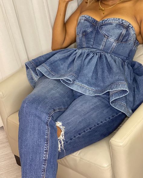 Denim peplum strapless top Denim Peplum Top Outfits, Ruffle Denim Top, Denim Fashion Outfits, Summer Denim Outfits, Jean Top Outfits, Peplum Top Outfits, Casual Brunch Outfit, Denim Style Casual, Denim Inspiration