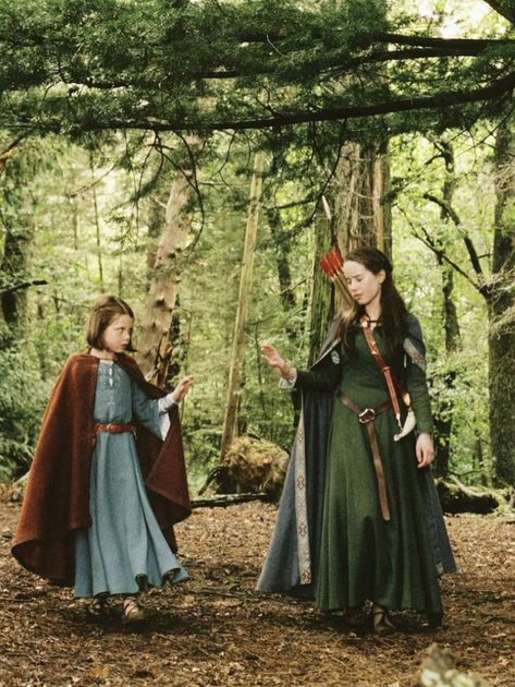 Narnia Susan Dress, Narnia Dresses Susan, Lucy Chronicles Of Narnia, The Chronicles Of Narnia Outfits, Narnia Family Costumes, Fantasy Movie Costumes, Lucy Pevensie Cosplay, Susan Pevensie Costume, Peter Narnia Costume