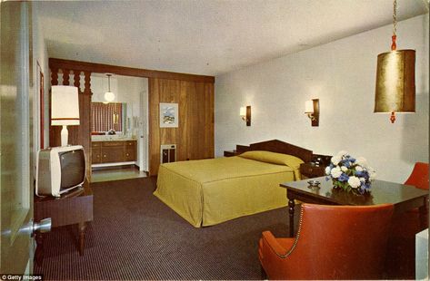 Illustrating the modcons and comforts of the age, this postcard of the interior… Motel Room, Vintage Hotel, American Interior, New York Hotels, Vintage Hotels, Retro Interior, Hotel Motel, Vintage Interiors, Bedroom Hotel