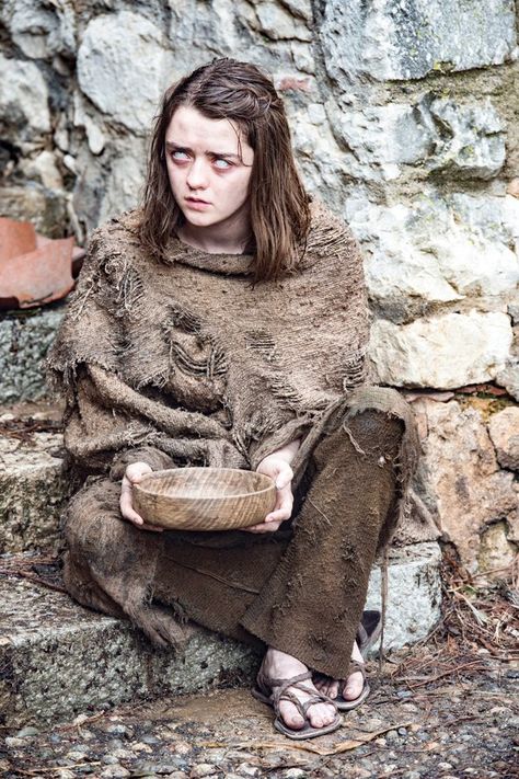 Arya is now living as a blind, homeless beggar on the streets of Braavos. Arya Stark Blind, Dessin Game Of Thrones, Catelyn Stark, Game Of Thrones Costumes, Game Of Thrones Tv, Got Game Of Thrones, The North Remembers, Fire And Blood, Lena Headey