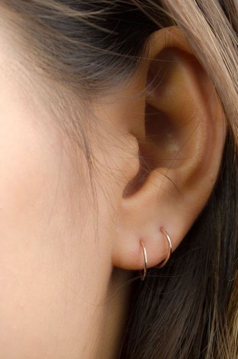 Conch Ring, Piercing Chart, Double Ear Piercings, Pola Tato, Double Piercing, Cute Ear Piercings, Gold Bar Earrings, Dainty Hoop Earrings, Tiny Hoop Earrings