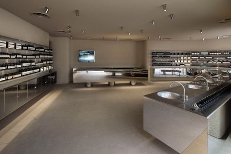 Case-Real contrasts plaster and steel inside Aesop store in Shinjuku Aesop Shop, Glossier Pop Up, Coarse Plaster, Aesop Store, Shop Shelves, Easy Backdrops, Lighting Plan, Simple Interior, Retail Interior