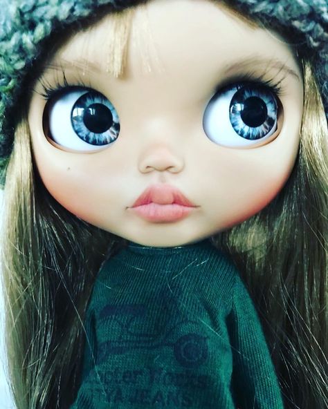 M M on Instagram: “#blythe #blythedoll #doll #belleza #beauty” Tan Blonde, Honey Blond, Blonde With Blue Eyes, Doll Tattoo, Pullip Dolls, Blythe Custom, Blonde Hair Blue Eyes, Custom Blythe, Custom Dolls