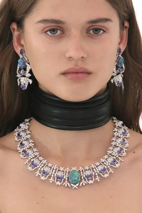 Runway Jewelry, Tiaras Jewellery, Jewelry Design Drawing, Statement Collar Necklace, Gucci Jewelry, Detailed Jewelry, Bangles Jewelry Designs, Trendy Jewelry, High Jewelry