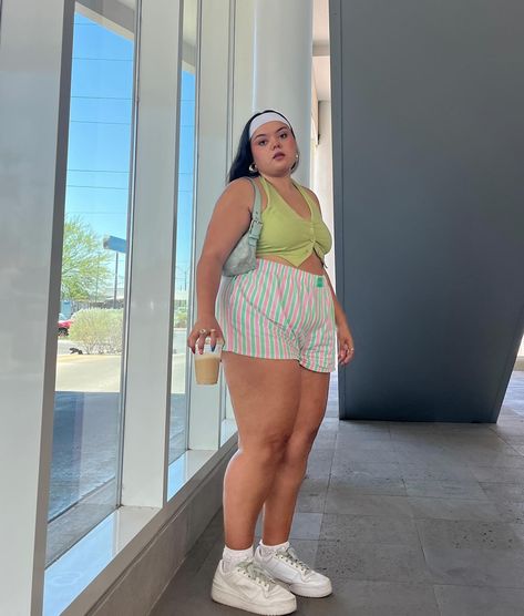 say green!!!!! 💐 Chubby Girl Outfits, Curvy Summer Outfits, Portuguese Fashion, Daytime Outfits, Poses For Instagram, Transitional Outfits, Fashion Girly, Colorado Outfits, Trendy Spring Outfits