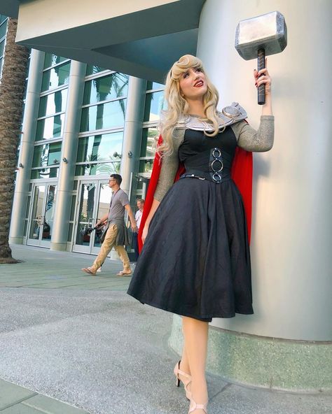 Lady Damfino on Instagram: “Whosoever holds this hammer, if she be worthy, shall possess the power of Thor. ⚡️🔨👑✨” Didny Worl, Dapper Dress, Dapper Day Outfits, Disney Dapper Day, Outfits Anime, Female Thor, Mermaid Cosplay, Japanese Things, Nerdy Outfits