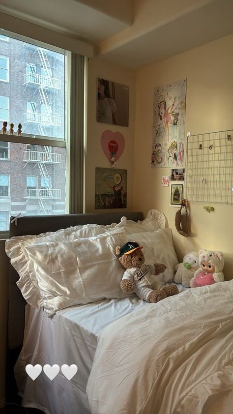 Dorm Room Luxury, Fit Dorm Room, Old Money Aesthetic Dorm Room, Lipton Hall Nyu Dorm, It Girl Dorm Room, College Dorm Room Ideas Two Beds, London Dorm Room, Usc Dorm Southern California, City Dorm Room Ideas