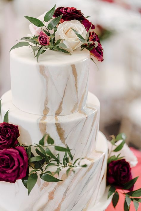 White marbled wedding cake with burgundy and blush flowers - Madiow Photography | This Timeless Burgundy Wedding has All The Spring Inspiration You Need Wedding Colors Rose Gold, Wedding Cakes Burgundy, Burgundy Wedding Cake, Marble Wedding, Sophisticated Bride, Blush Flowers, Burgundy Flowers, Wedding Boutique, Outdoor Wedding Ceremony