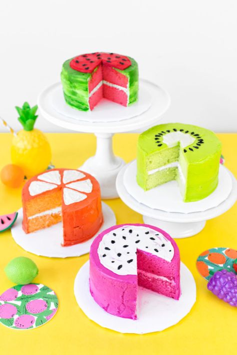 DIY Fruit Slice Cakes | studiodiy.com Blueberries Cake, Tropisk Fest, Twotti Fruity, Tutti Frutti Birthday Party, Torte Creative, Gateau Baby Shower, Fruit Decoration, Store Bought Frosting, Pastel Cupcakes