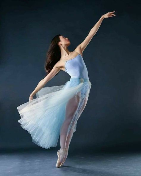 Photo Danse, Dancers Body, Cute Sporty Outfits, Dance Picture Poses, Beautiful Dance, Ballet Beauty, Dance Photography Poses, Ballet Poses, Ballet Photos