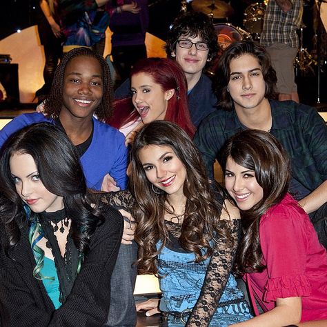 Victoria Nickelodeon, Victorious Nickelodeon, Freddie Benson, Hollywood Arts, Icarly And Victorious, Victorious Cast, Tv Photo, Sam & Cat, Game Shows