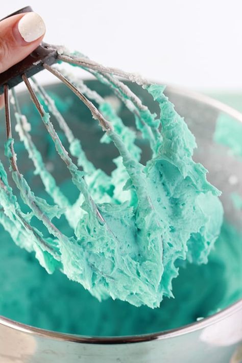 Blue Frosting Recipe, Tiffany Blue Cake Ideas, Tiffany Blue Desserts, Tiffany Blue Birthday Cake, Tiffany Birthday Cake, Blue Color Cake, Blue Buttercream Frosting, Tiffany Aesthetic, Tiffany Blue Cupcakes