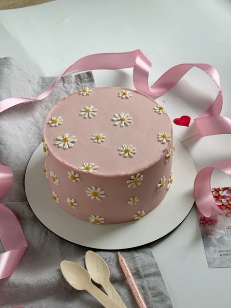 Cake Designs Ideas Simple, Pink Cake With Daisies, Simple Girls Birthday Cake, Cute Cakes For Girls Birthday, Baby Pink Birthday Cake, Pink Cake Decorating Ideas, Mini Cake Decorating Ideas, Pink Daisy Cake, Cute Dessert Ideas