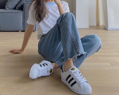 White Adidas Superstar Outfit, Adidas Superstar Women Outfit, White Superstars Outfit, Adidas Super Star, White Tees Outfit, Adidas Superstar Outfit, Superstar Outfit, White Shoes Outfit, Adidas White Shoes