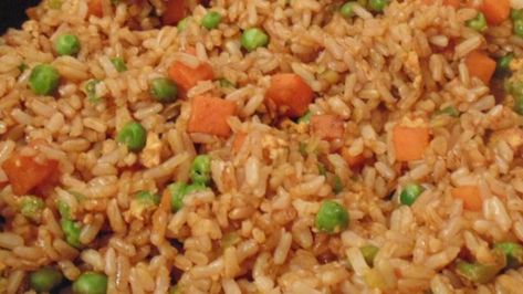 Garlic, onions, soy sauce, and a touch of chili pepper add interest and a little heat to plain white rice. Quick Fried Rice, Garlic Fried Rice, Sesame Sauce, Leftover Rice, Garlic Fries, Asian Inspired Recipes, Fried Rice Recipe, Stir Fry Recipes, Saute Onions