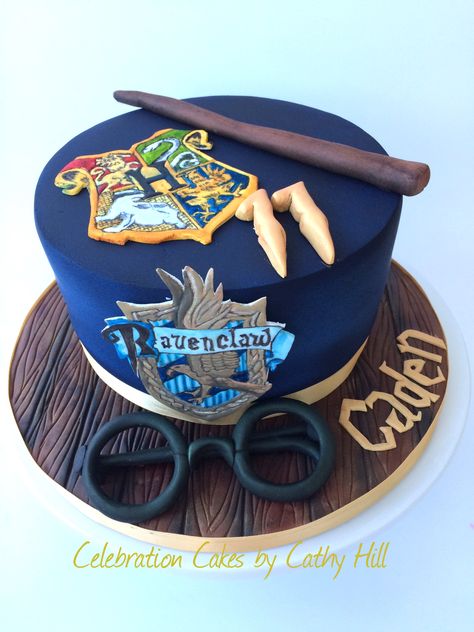 Harry Potter. Ravenclaw. Hogwarts Harry Potter Birthday Cake Ravenclaw, Ravenclaw Birthday Cake, Tort Harry Potter, 21 Party, Harry Potter Birthday Cake, Harry Potter Food, 21st Party, Harry Potter Ravenclaw, Party Plan