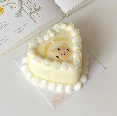 Minimal Cake, Vintage Birthday Cakes, Mini Bolo, Piping Techniques, Korean Cake, Cake Decorating Piping, Bento Cake, Pretty Dessert, Cute Baking